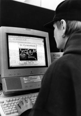 Student Ian Royal looks at KVSC's website, St. Cloud State University