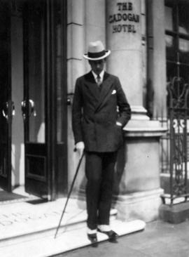 Sinclair Lewis in front of the Cadogan Hotel