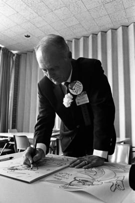 Ralph Heimdahl sketches Bugs Bunny, St. Cloud State University