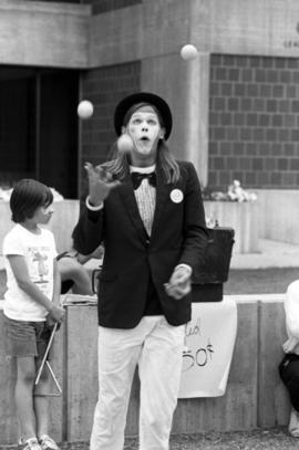 A clown juggles, Lemonade Concert and Art Fair, St. Cloud State University